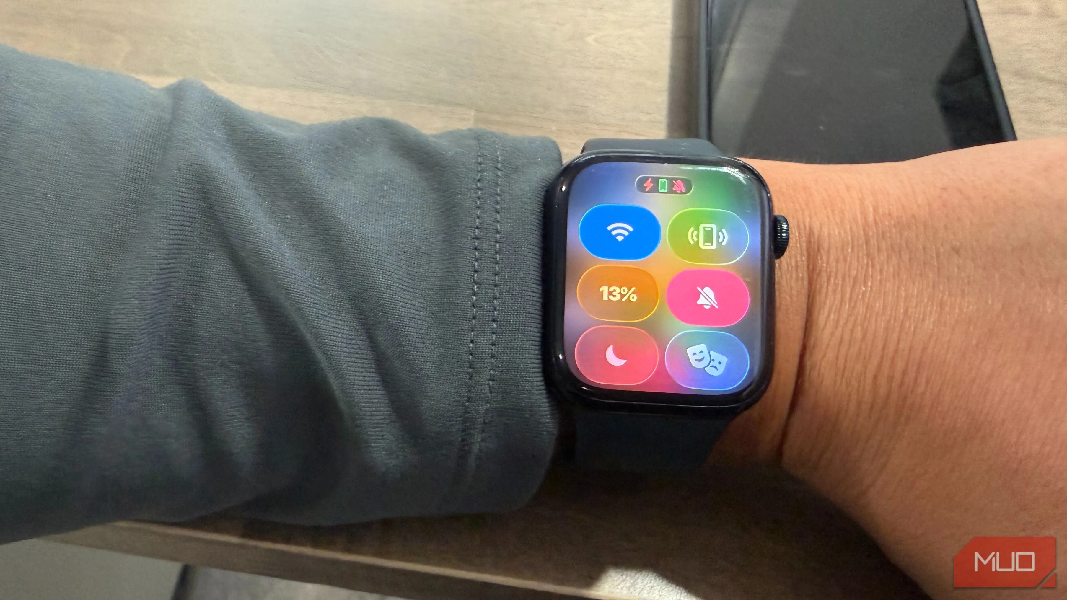 Nút ping iPhone trên Control Center của Apple Watch kèm mẹo đèn flash