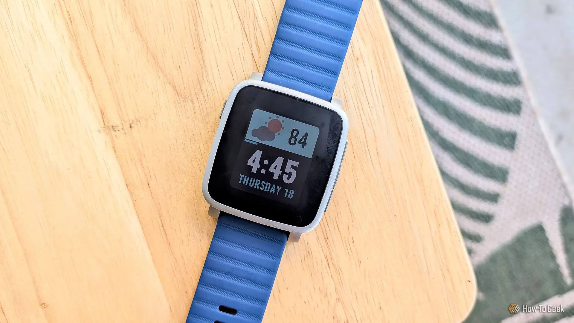 Pebble Time Steel trên nền tối