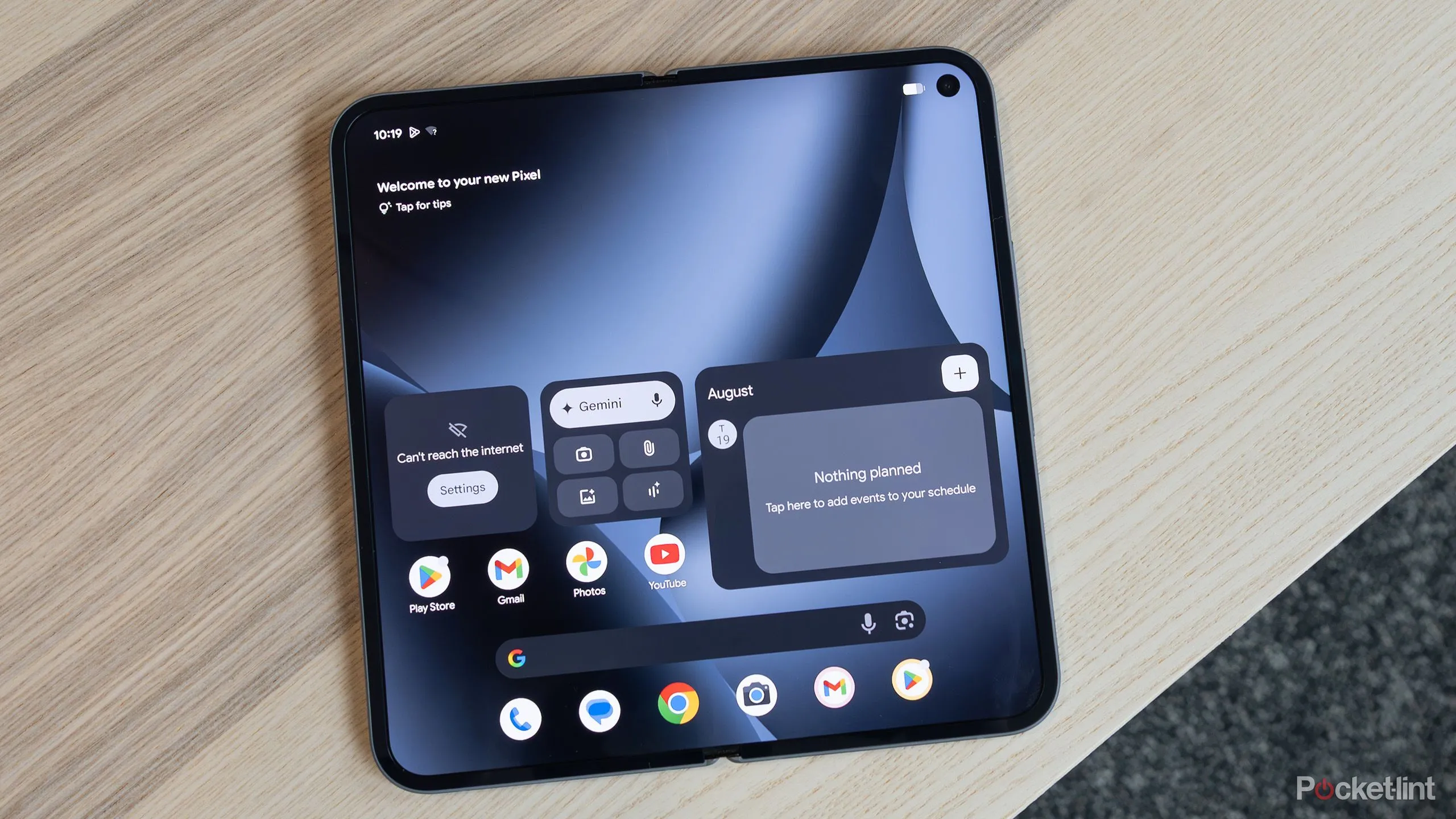 Pixel 10 Pro Fold mở ra, hiển thị màn hình trong và ngoài, liên quan tới sự cố biểu tượng pin