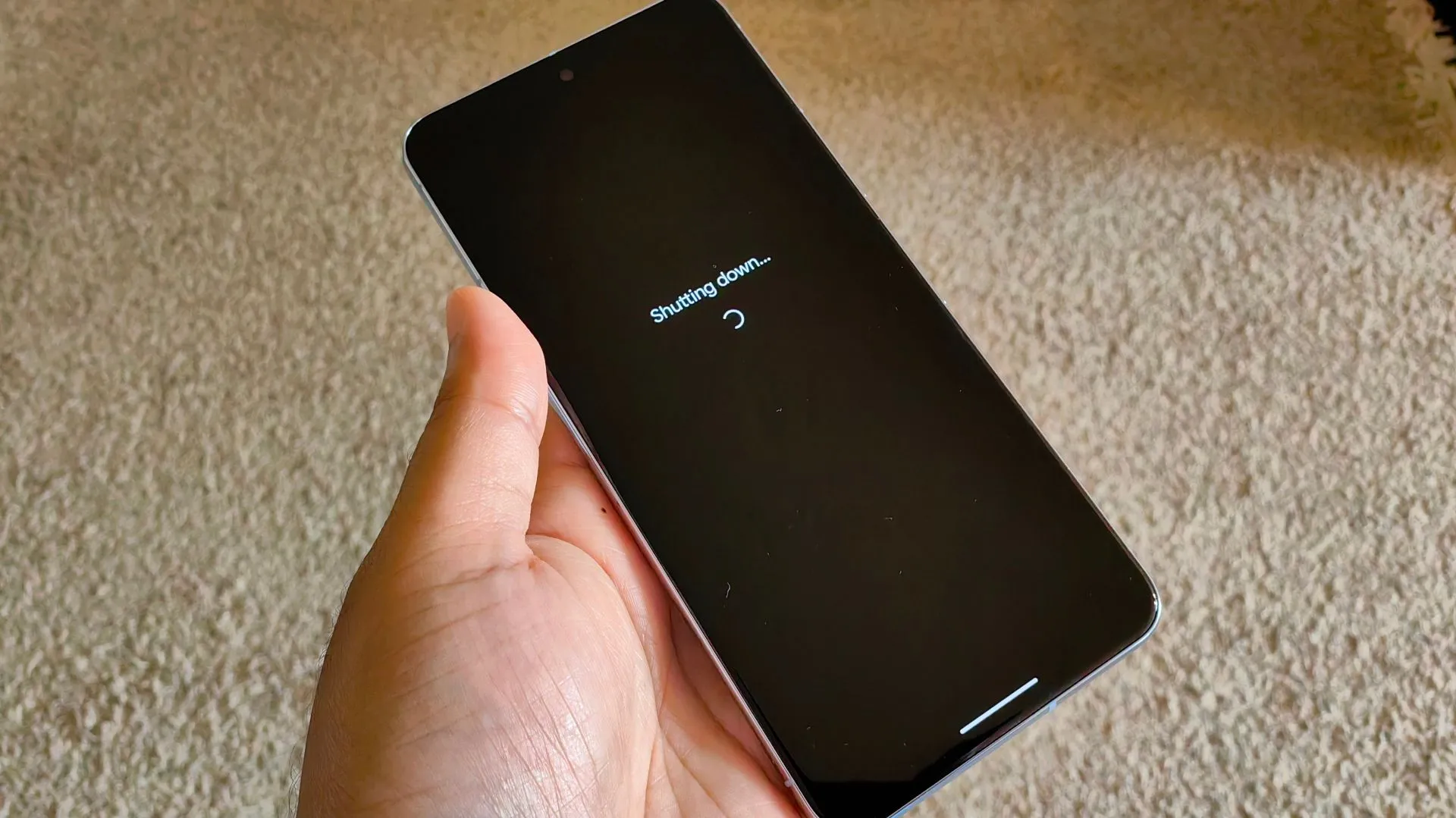 Pixel 8 Pro tắt nguồn — minh họa thiết bị có thể hỗ trợ theo dõi ngay cả khi tắt