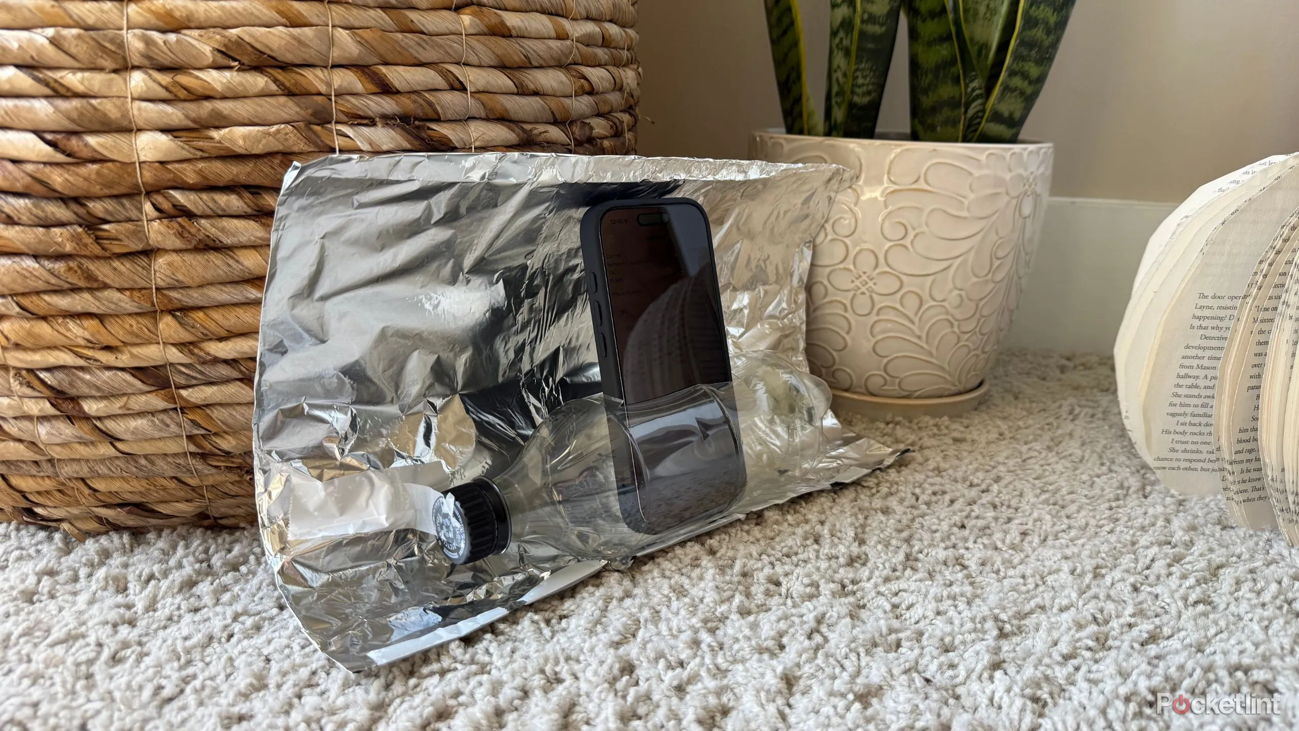 Quá trình làm bộ khuếch đại: tấm giấy bạc được uốn cong thành mặt phản xạ hình parabol.