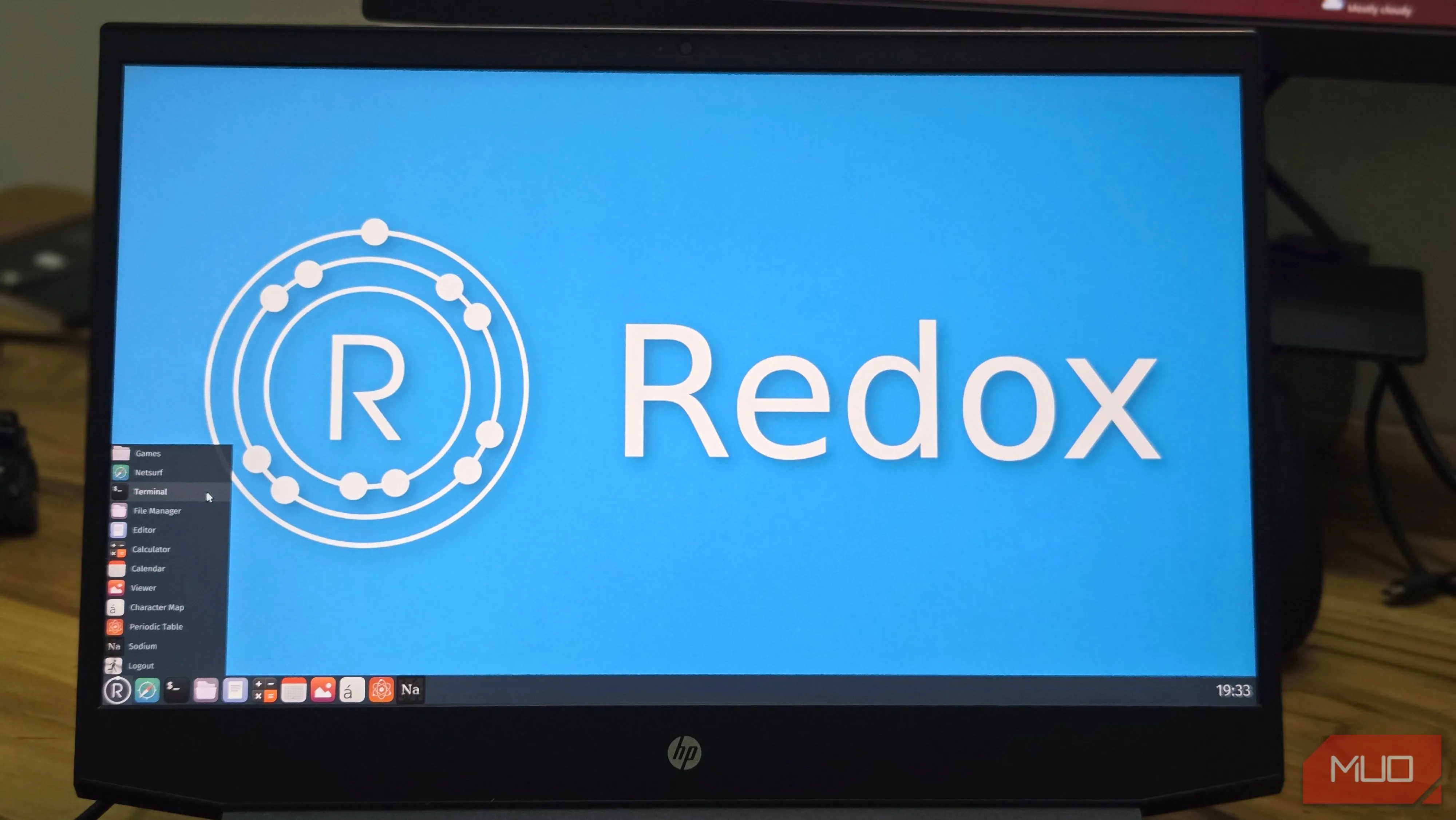 Redox OS chạy trên laptop HP giao diện Orbital, thử nghiệm Rust OS