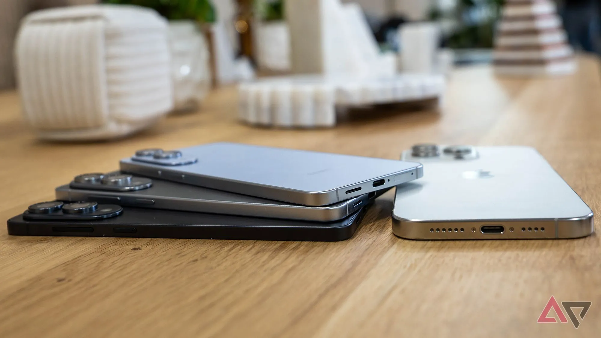 Samsung Galaxy S25 Edge nghiêng, minh họa thiết kế mỏng và cạnh bo