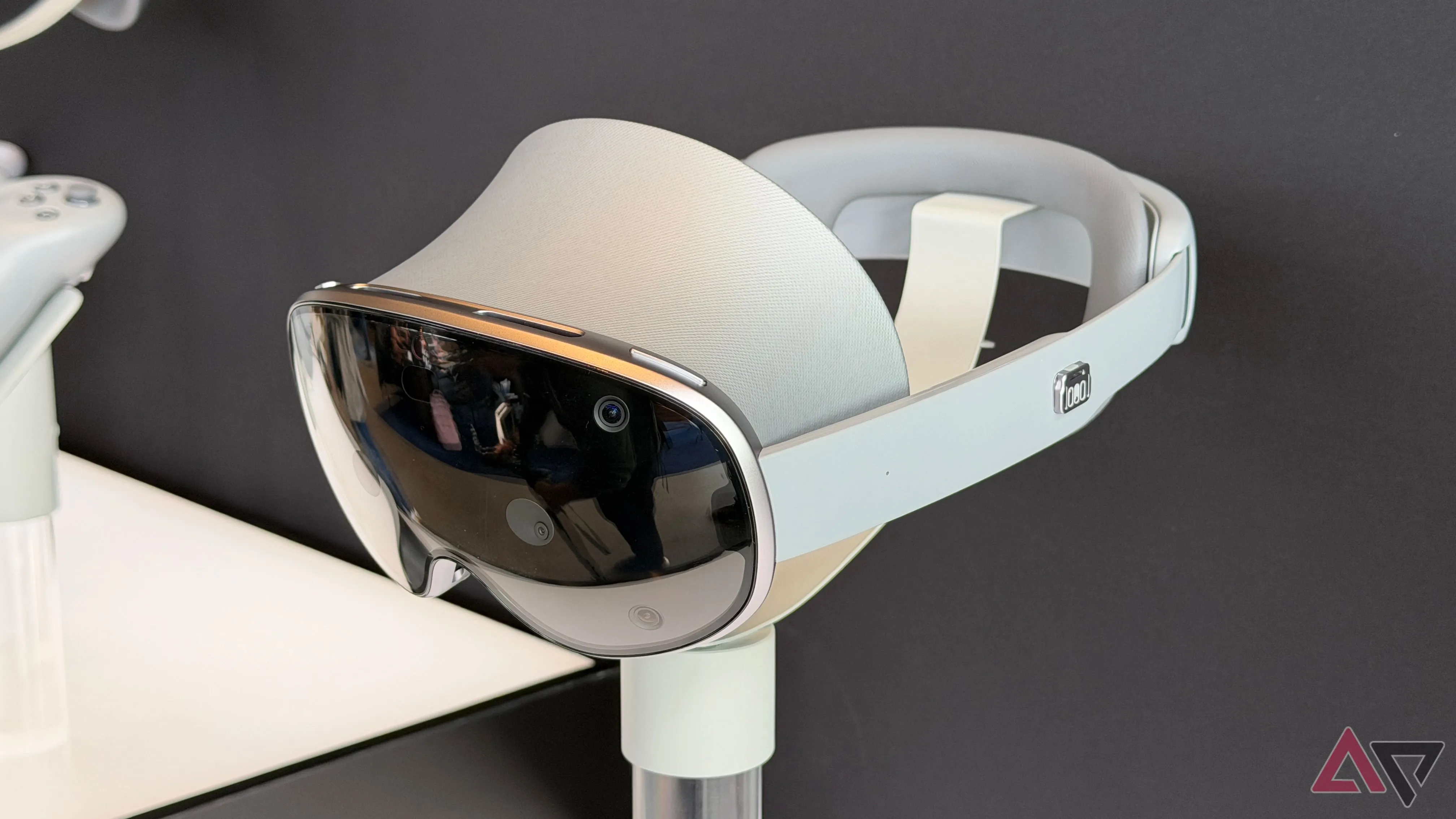 Samsung Galaxy XR đặt trên giá trưng bày - kính thực tế hỗn hợp Android XR