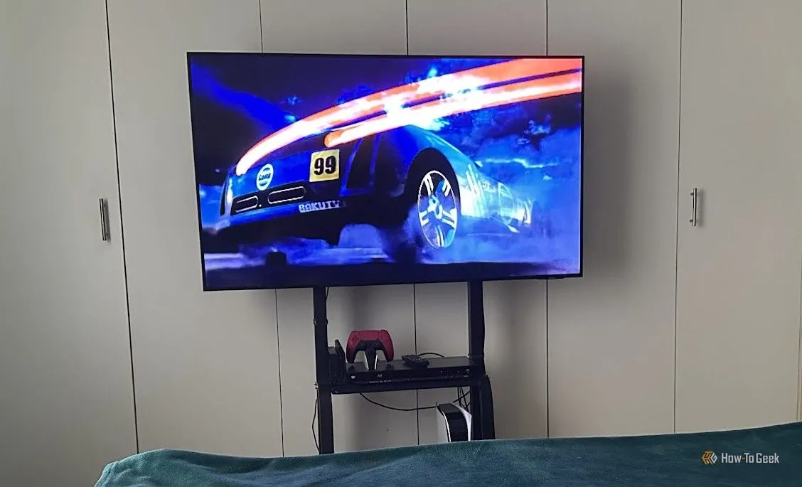 Samsung QLED gắn trên giá di động, đặt trong phòng ngủ