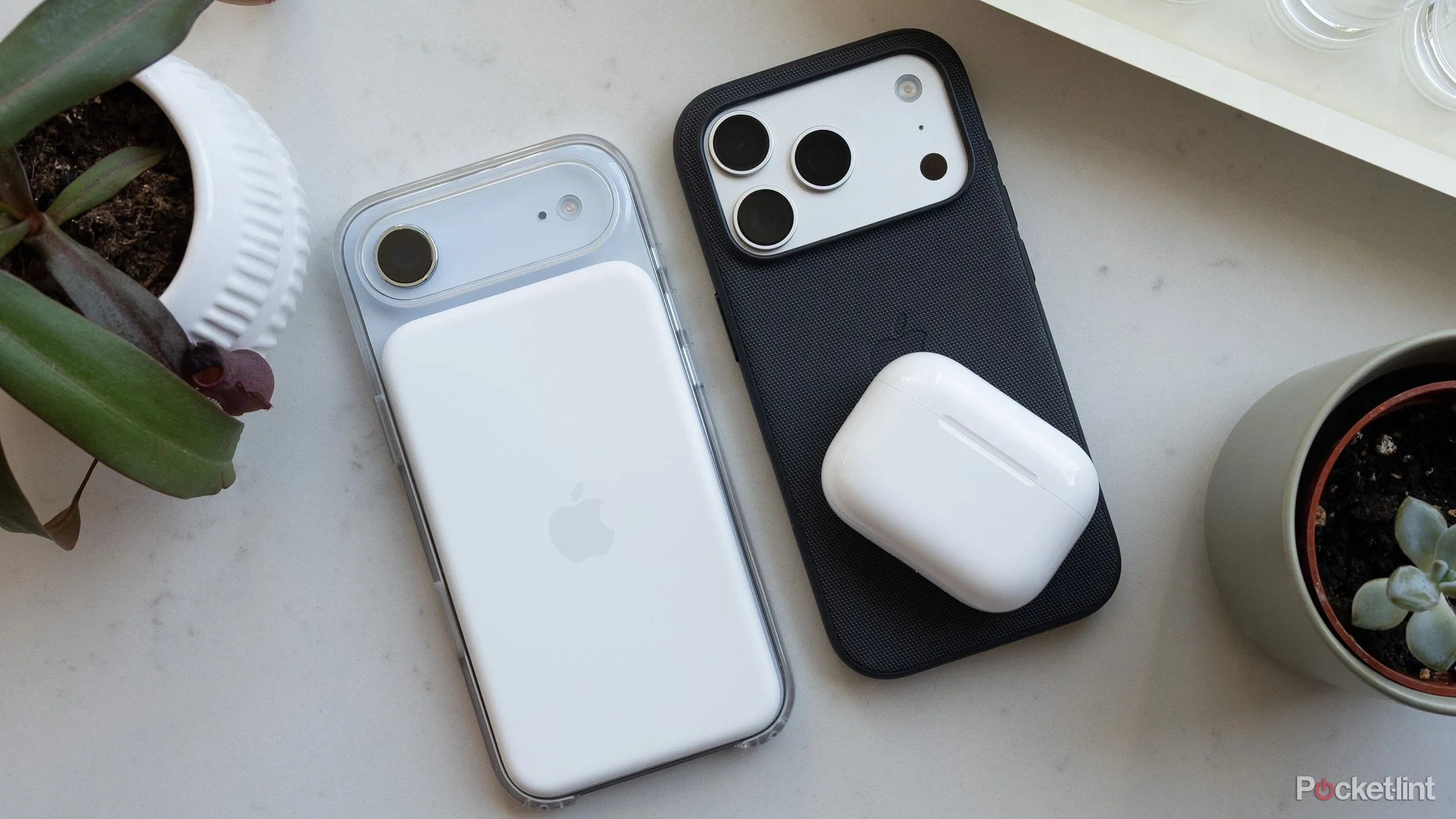 So sánh iPhone Air và iPhone 17 Pro, thể hiện khác biệt về kích thước và cụm camera