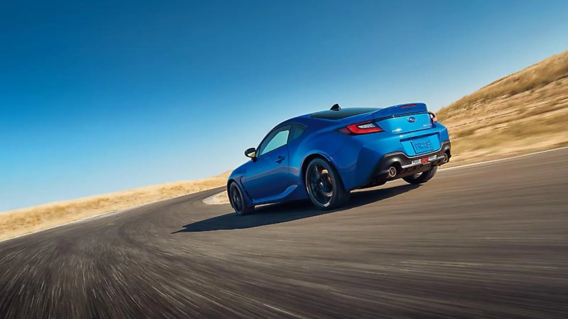 Subaru BRZ tS màu xanh đang vào cua, thể hiện tư thế ôm đường năng động của xe.