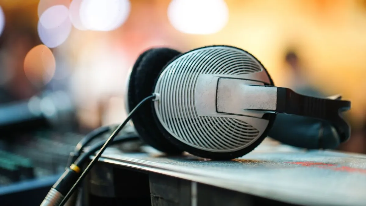 Tai nghe có dây đặt trên bàn cùng thiết bị âm thanh, minh họa nghe nhạc lossless qua DAC và hệ thống có dây