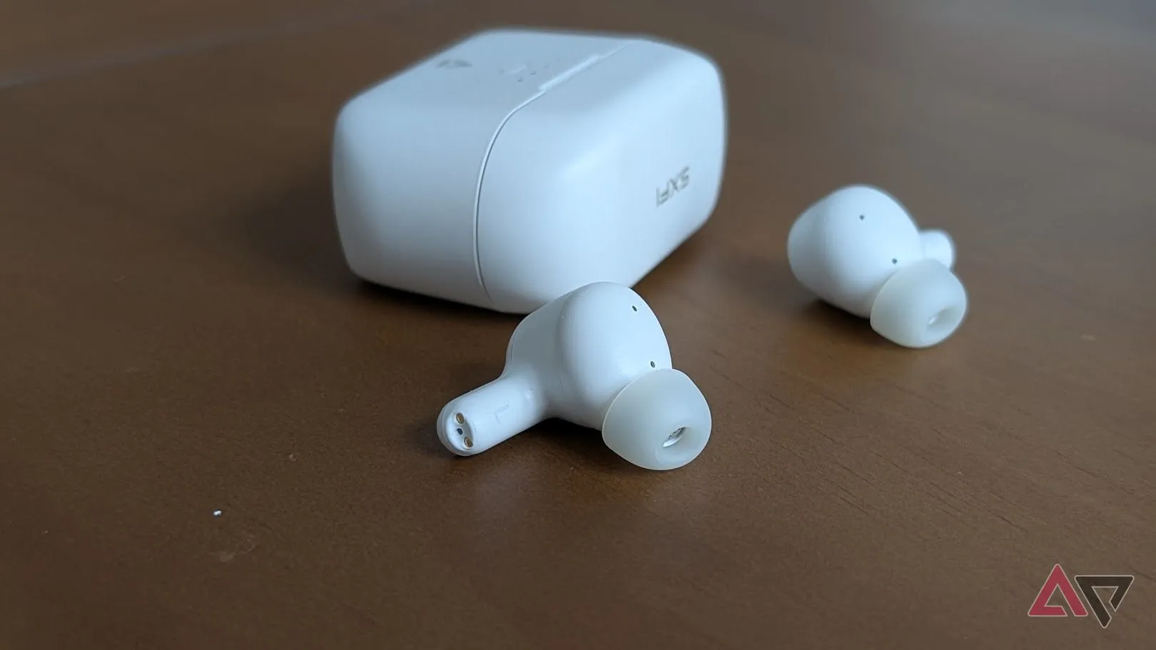 Tai nghe Creative Zen Air SXFI đặt trên bề mặt gỗ, nhấn mạnh thiết kế nhỏ gọn