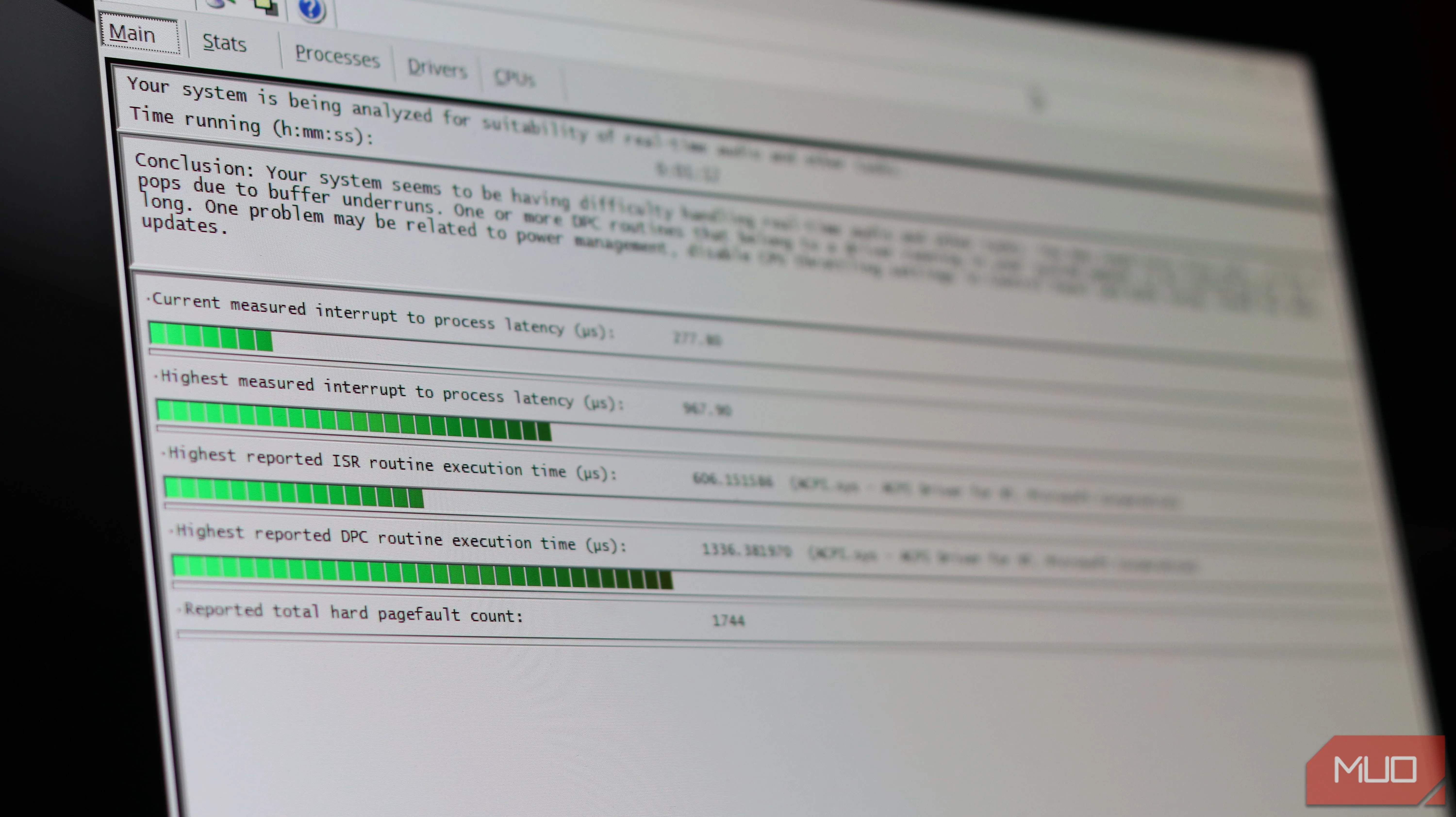 Thanh tiến trình LatencyMon hiển thị thời gian DPC và ISR khi kiểm tra độ trễ hệ thống