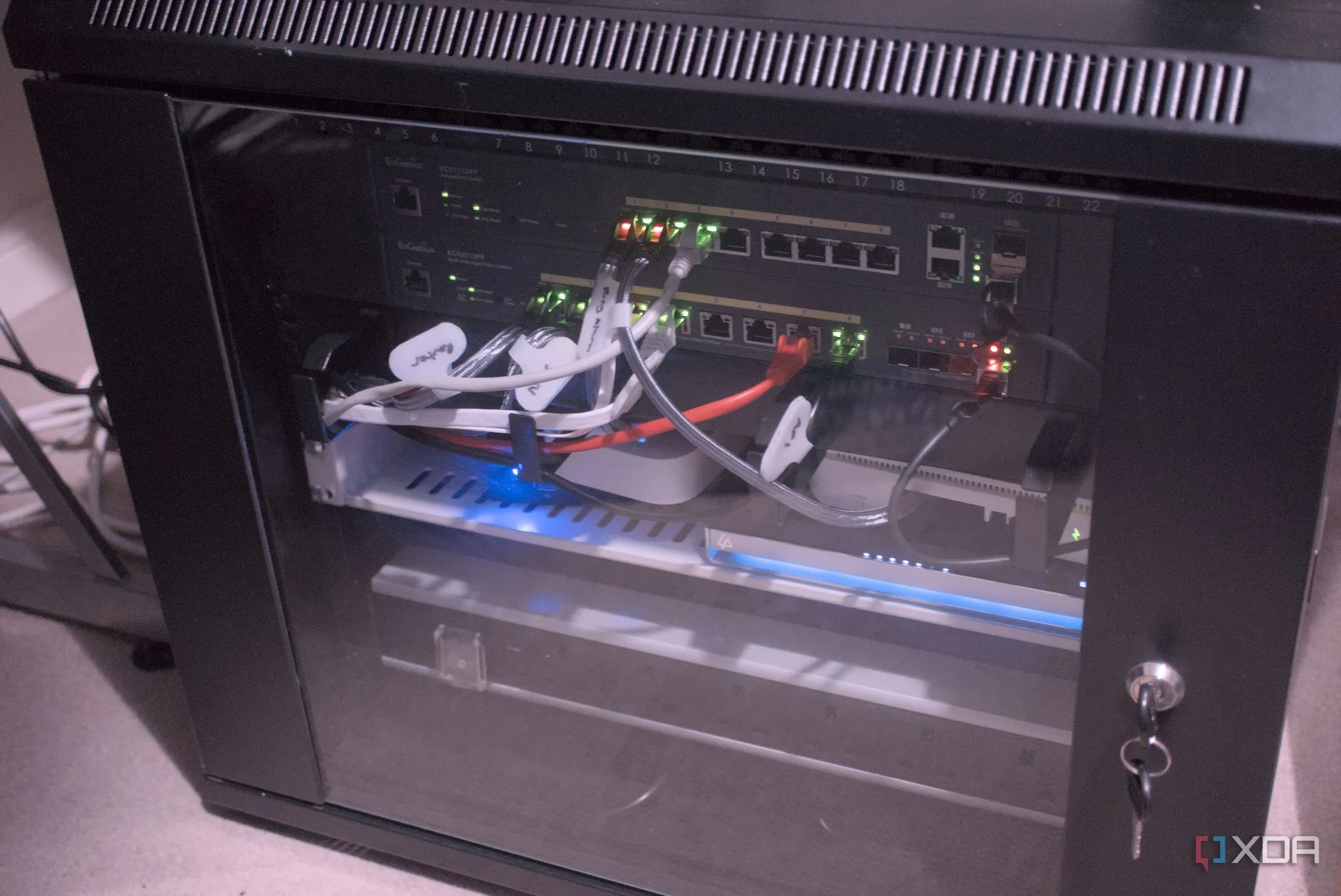 Tủ mạng home lab với switch và router — minh họa quản lý thiết bị bằng Netmiko và SSH