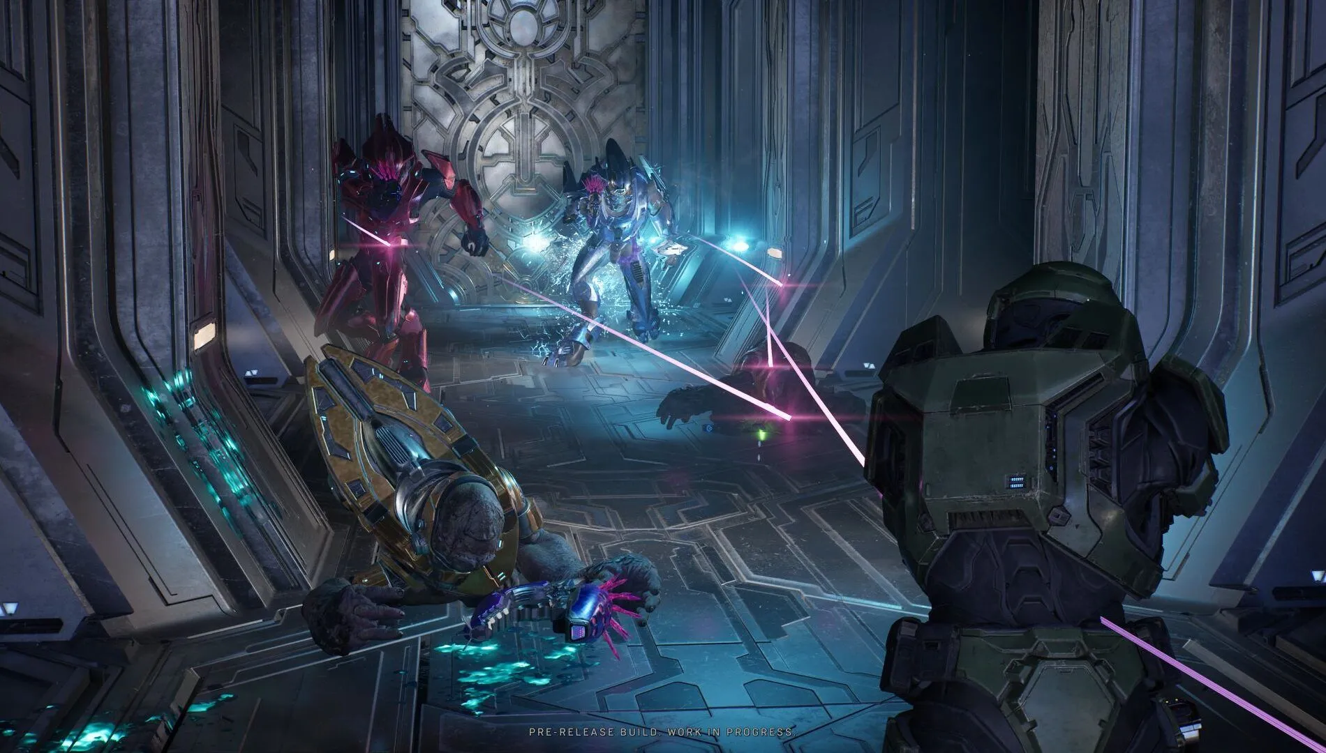 Tương tác chiến đấu giữa Master Chief và Elites trong Halo Campaign Evolved, thể hiện việc giữ nguyên kẻ thù kinh điển nhưng hiện đại hóa trình bày