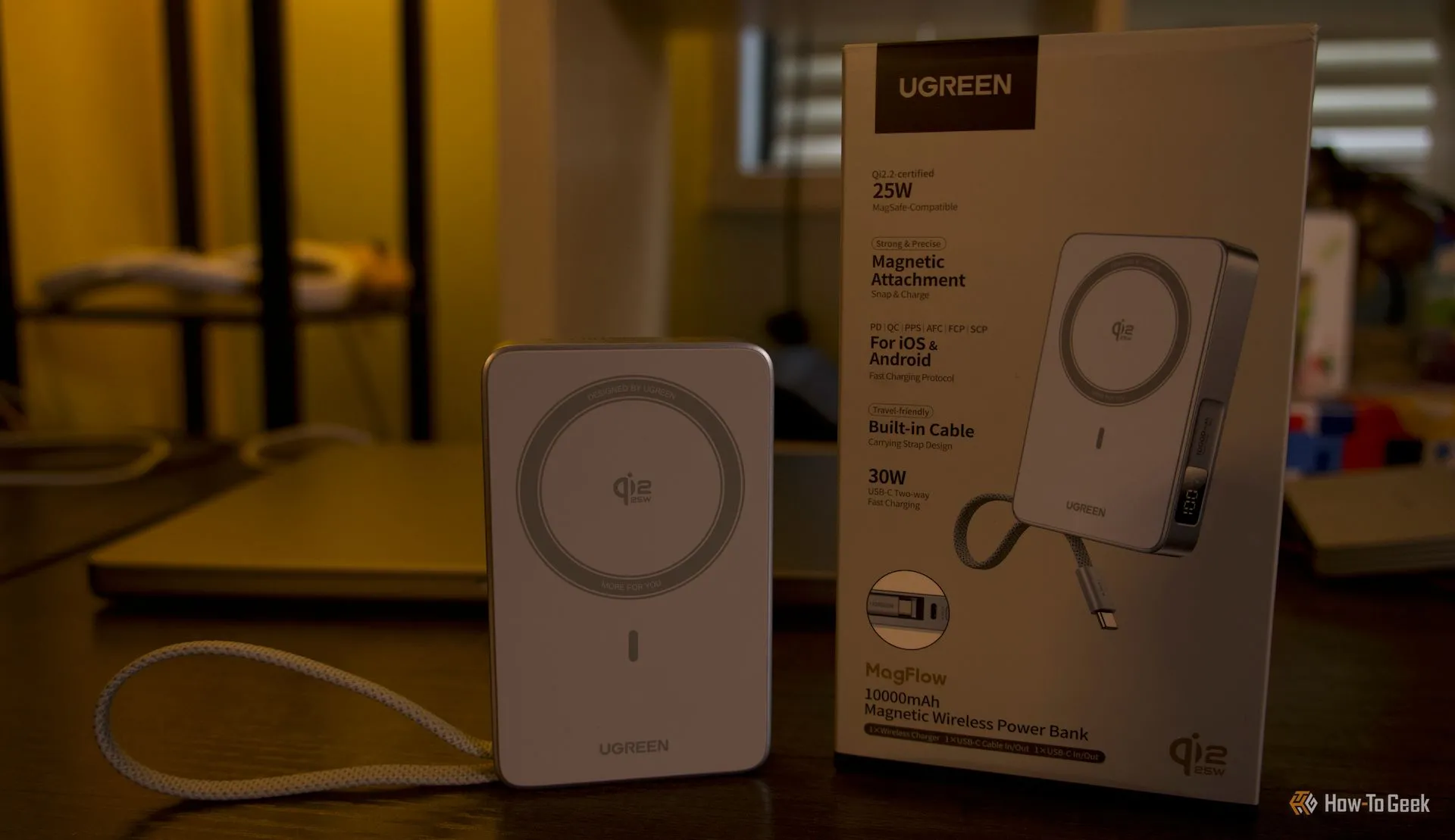 Ugreen MagFlow và hộp đóng gói, thể hiện thiết kế sản phẩm và phụ kiện đi kèm
