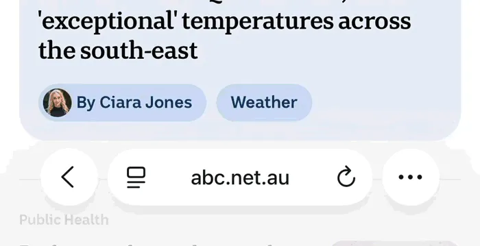 Vuốt trên thanh tab để chuyển giữa các trang đang mở trên Safari iPhone.